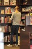 Nom du fichier=buyingbooksatBarnesandNoble_02.jpg
Taille du fichier=557Ko
Dimensions : 1131x1700
Ajouté le : 27 Août 2010 buyingbooksatBarnesandNoble_02.jpg
